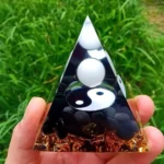 Pyramide Orgonite Yin-Yang décorative