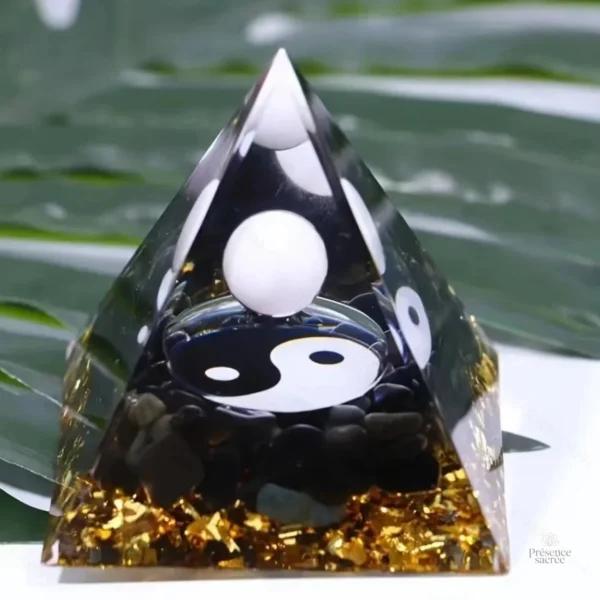 Pyramide ornementale Yin-Yang en orgonite