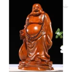 Maitreya en bois, figure spirituelle apaisante