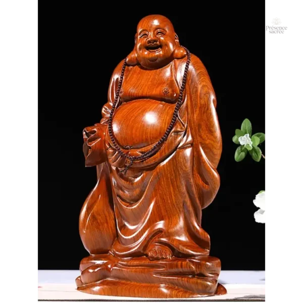 Maitreya en bois, figure spirituelle apaisante