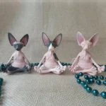 Statuette en méditation, chat sphinx élégant pour le décor