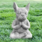 Décoration de jardin : statue chien en posture méditative
