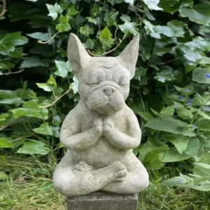 Statue méditative de chien pour embellir le jardin