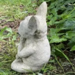 Chien en méditation : statue décorative pour espaces extérieurs
