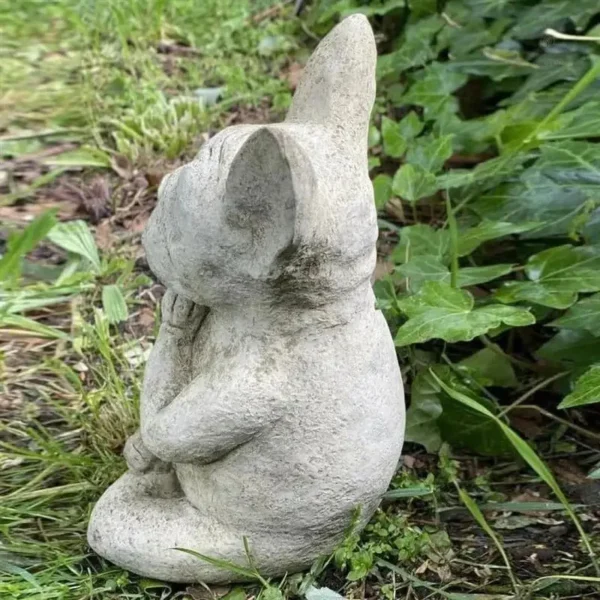 Chien en méditation : statue décorative pour espaces extérieurs
