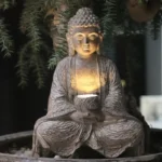Statue Bouddha zen en harmonie avec la lumière du soleil