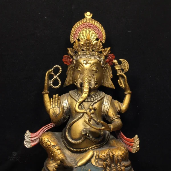 Statue de Ganesh ornée, artisanat traditionnel indien