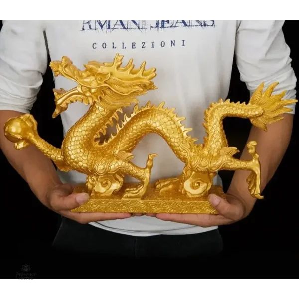 Dragon doré en résine, symbole de force et de protection