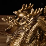 Résine sculptée en forme de dragon doré, pièce unique