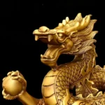 Statue en cuivre de dragon stylisé, art traditionnel asiatique