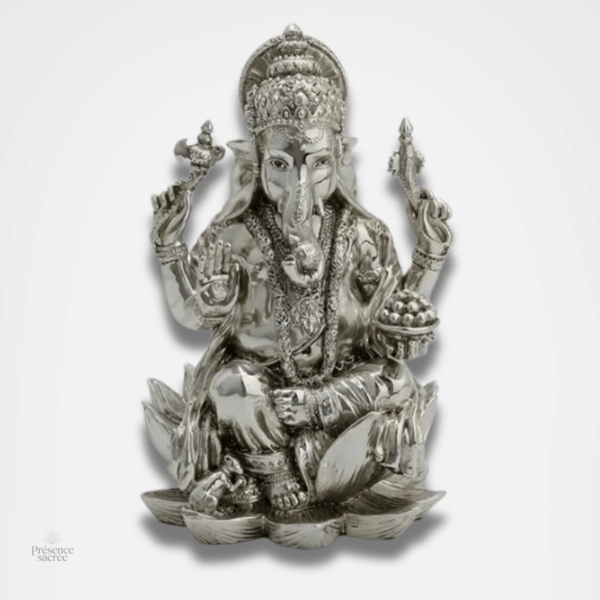 Statue Ganesh assis sur un lotus