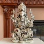 Gande statue de Ganesh sur lotus traditionnel