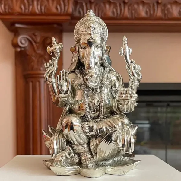 Gande statue de Ganesh sur lotus traditionnel