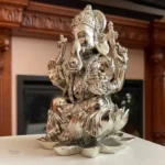 Figurine Ganesh sur lotus, objet de culte et art