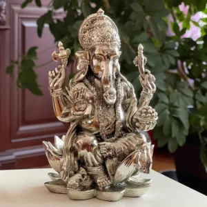 Ganesh décoratif sur un lotus en position assise