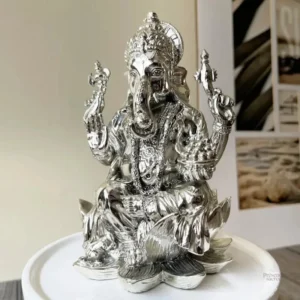 Statue de Ganesh en méditation sur un lotus