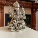 Ganesh en posture assise sur un lotus symbolique