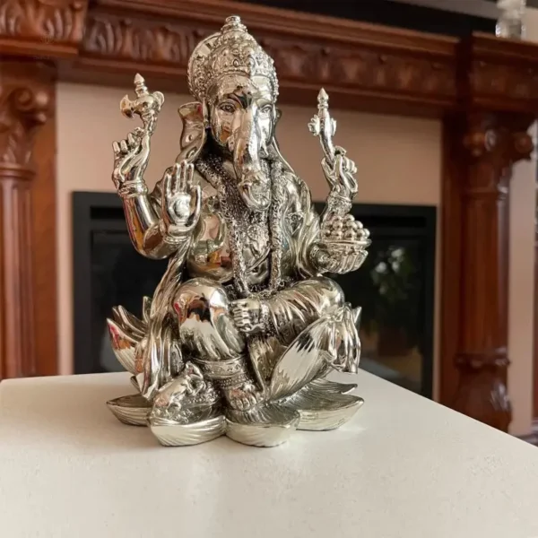 Ganesh en posture assise sur un lotus symbolique