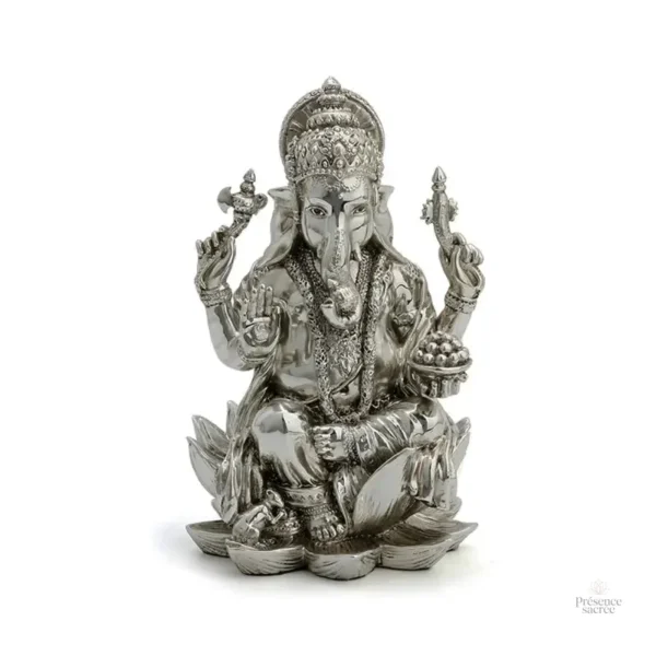Statue de Ganesh reposant sur un lotus