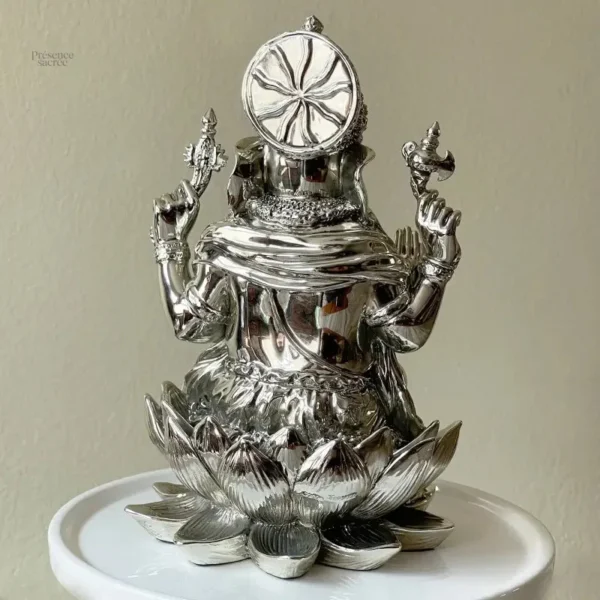 Ganesh assis sur lotus pour décoration spirituelle