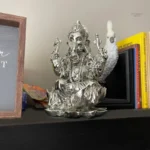 Statue Ganesh sur lotus, symbole de prospérité