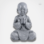 Statue de petit moine en méditation pour la sérénité