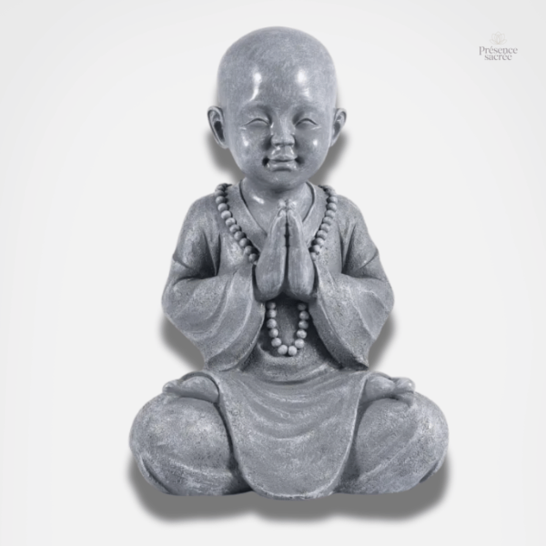 Statue de petit moine en méditation pour la sérénité