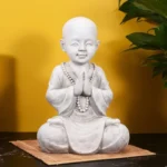 Figurine de moine méditant, symbole de paix intérieure