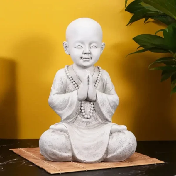 Figurine de moine méditant, symbole de paix intérieure