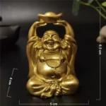 Détails sculptés de la statuette Bouddha Rieur