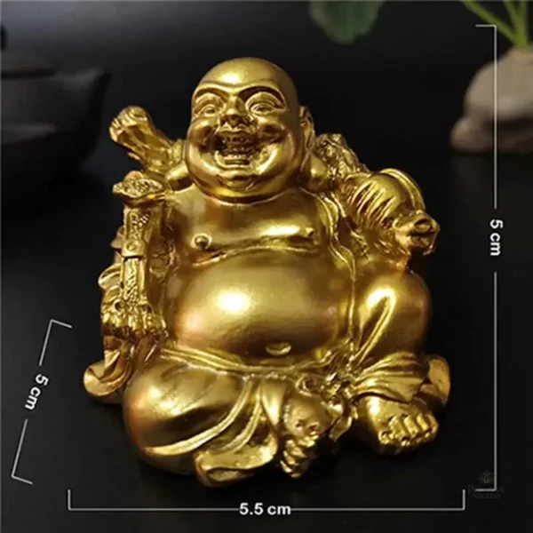 Bouddha rieur en position méditative, décor intérieur