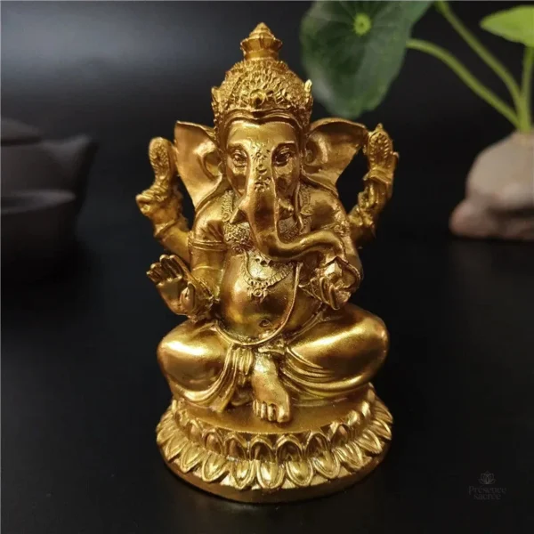 Ganesh en position assise sur un lotus, statue symbolique