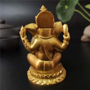 Ganesh, divinité hindoue, assis sur un lotus sculpté