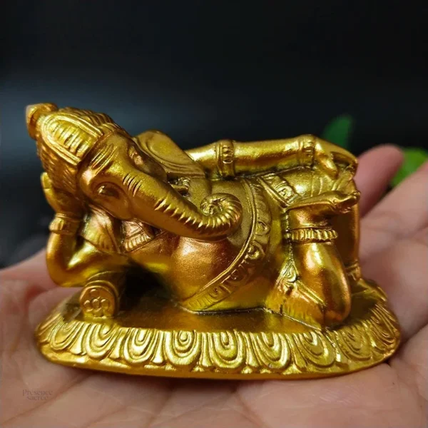 Statue de Ganesh avec posture allongée, design unique